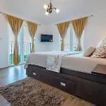 Gabriel With Pool, Sauna, Jacuzzi מאקרסקה