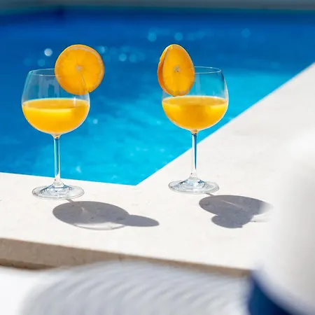 Gabriel With Pool, Sauna, Jacuzzi Vila