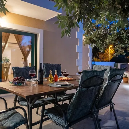 Gabriel With Pool, Sauna, Jacuzzi Vila *